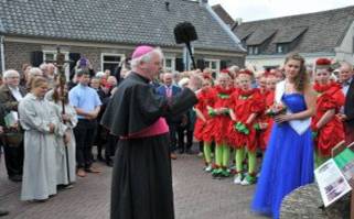 Chinese Aartsbisschop Mgr. Savio Hon Tai tijdens inzegening Schravenpad. © De Rozenhof Lottum